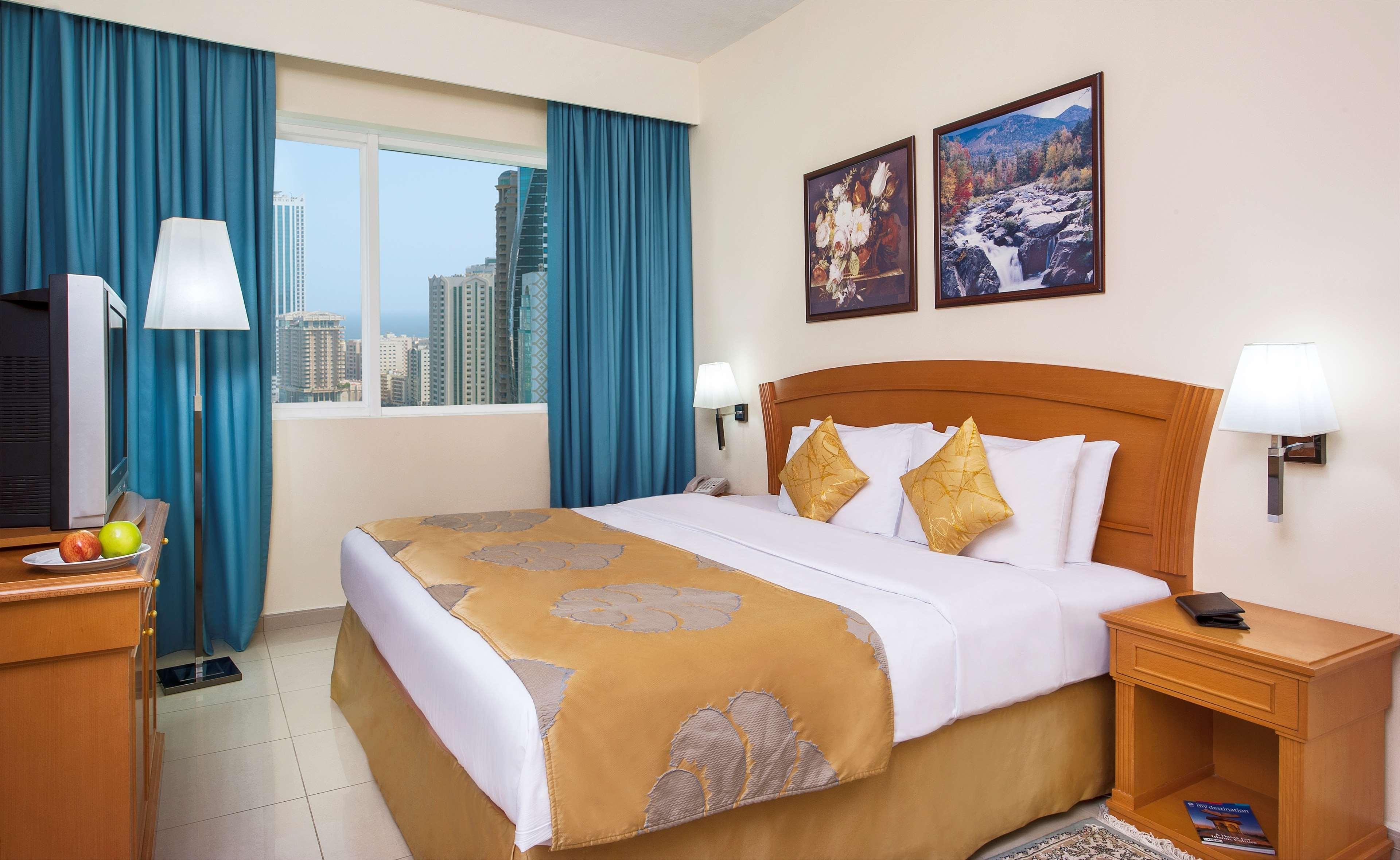 Golden Tulip Sharjah Aparthotel Exterior foto