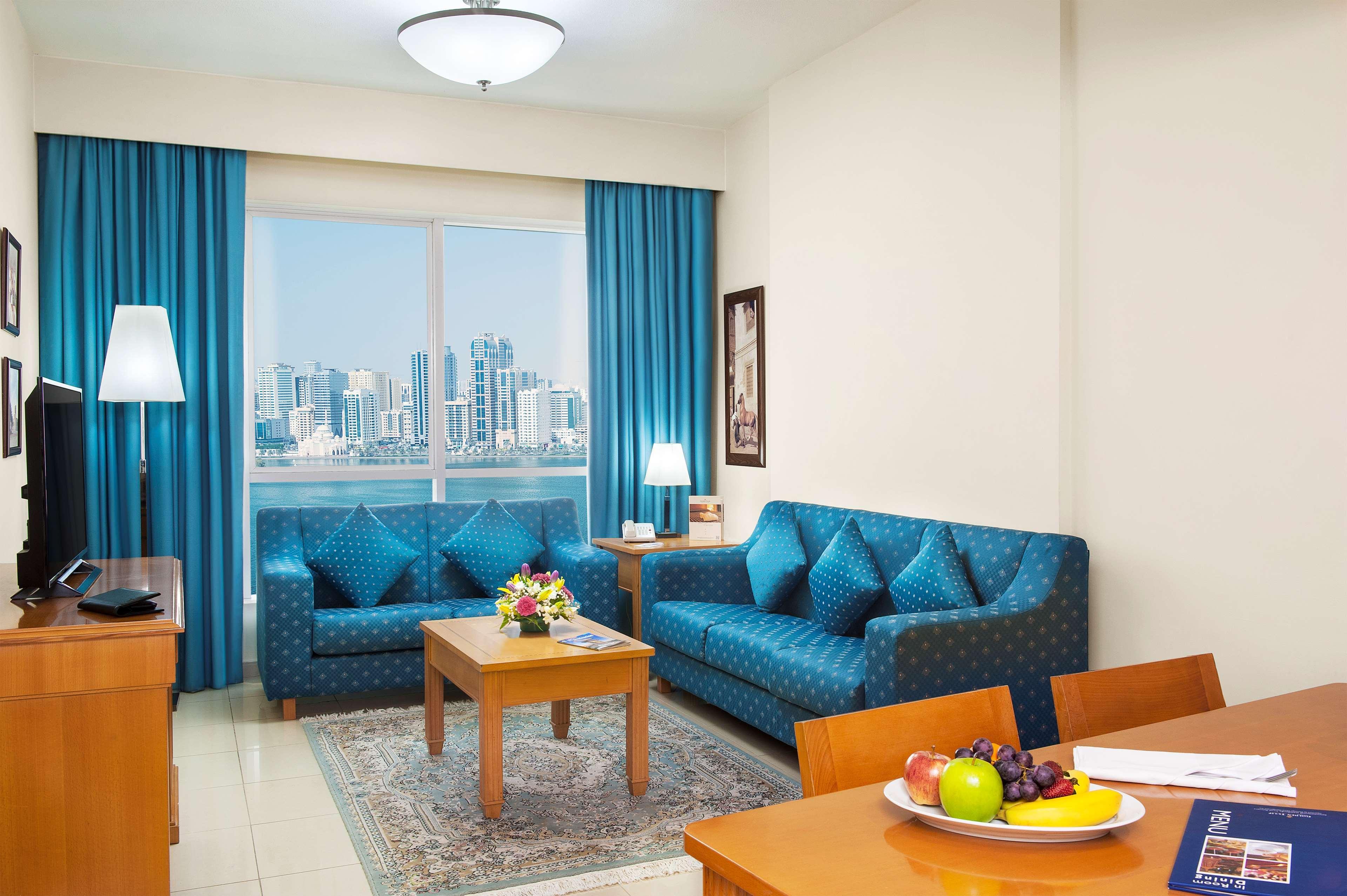 Golden Tulip Sharjah Aparthotel Exterior foto