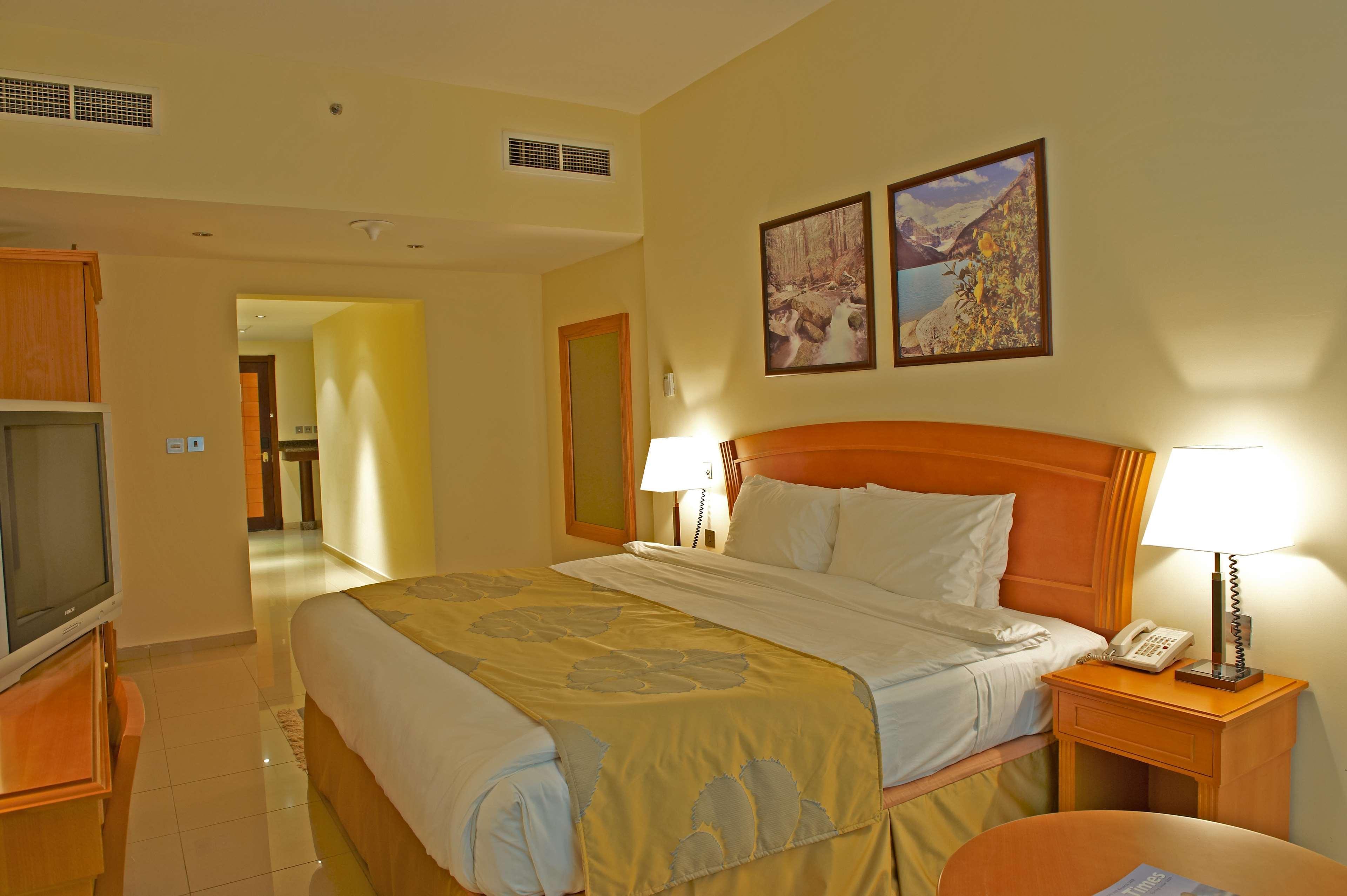 Golden Tulip Sharjah Aparthotel Exterior foto