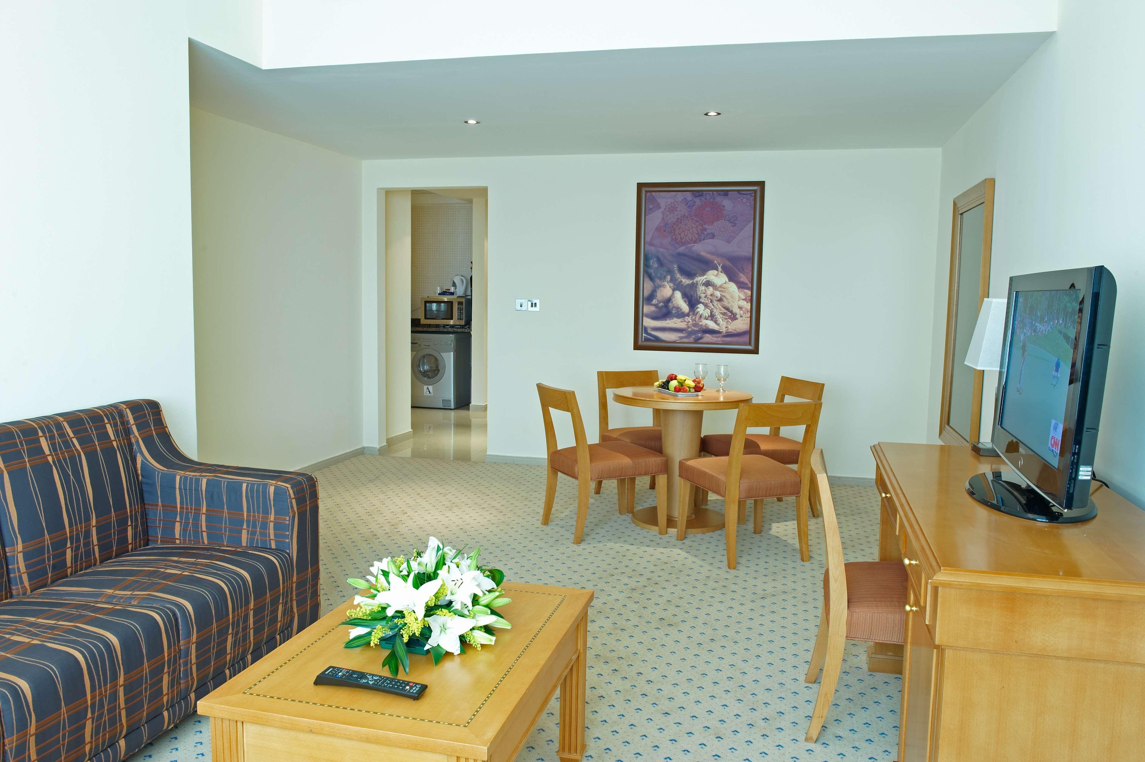 Golden Tulip Sharjah Aparthotel Exterior foto