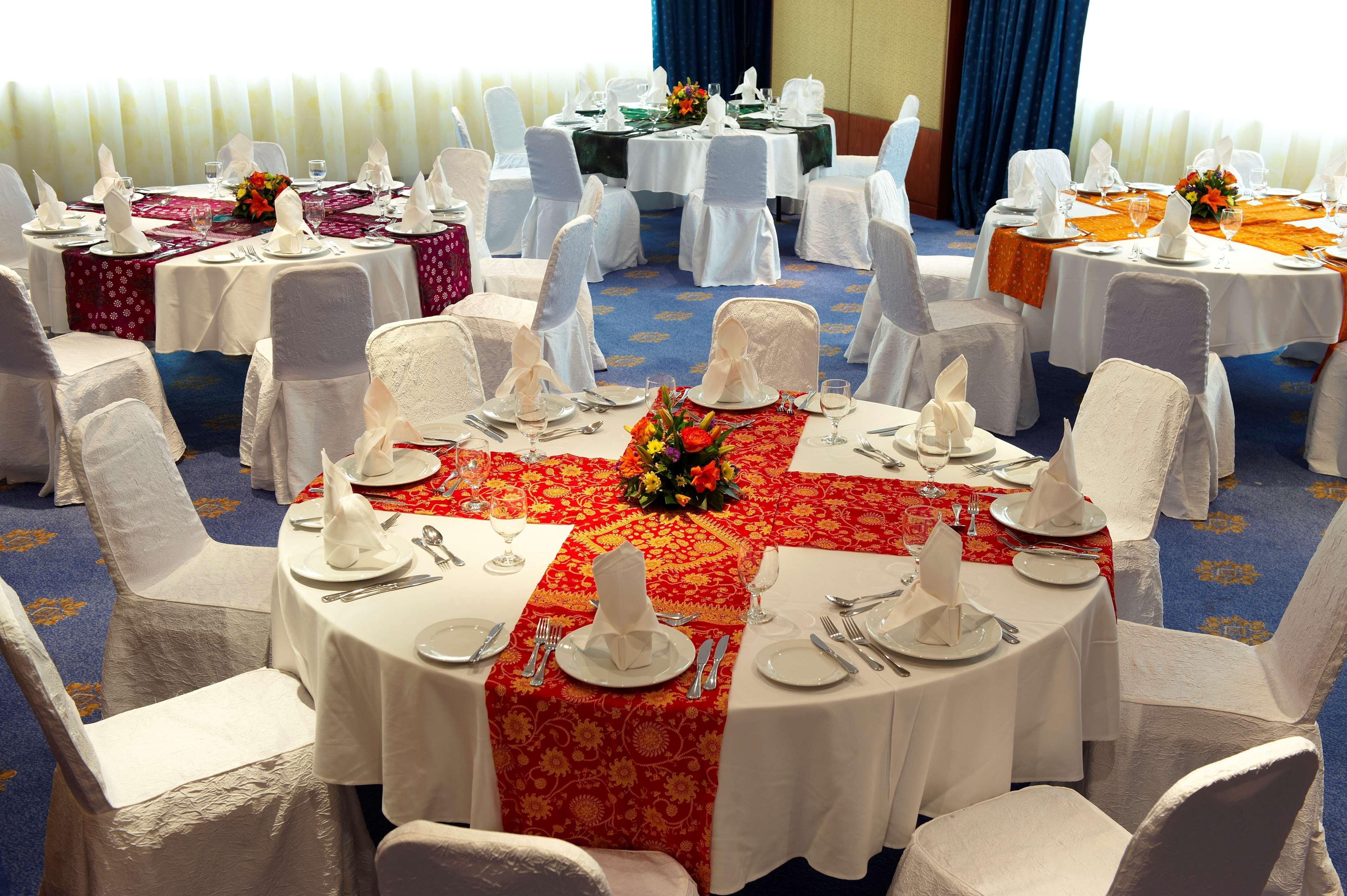 Golden Tulip Sharjah Aparthotel Exterior foto