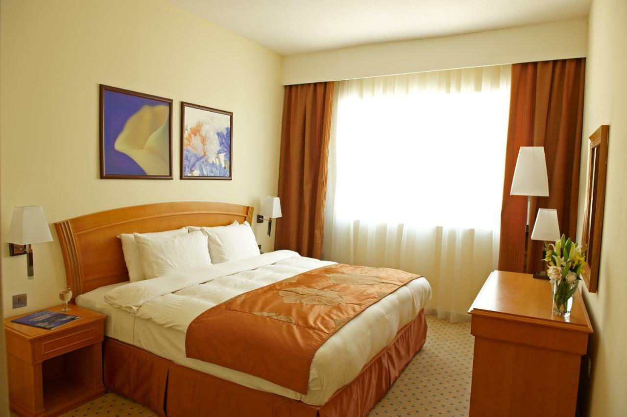 Golden Tulip Sharjah Aparthotel Exterior foto