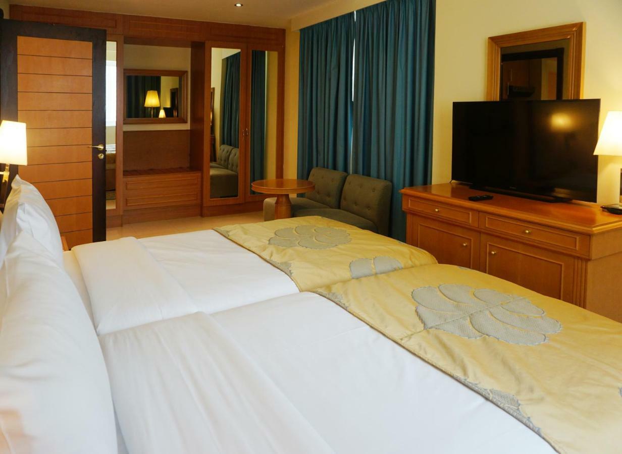 Golden Tulip Sharjah Aparthotel Exterior foto
