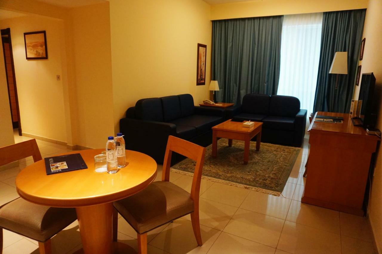 Golden Tulip Sharjah Aparthotel Exterior foto