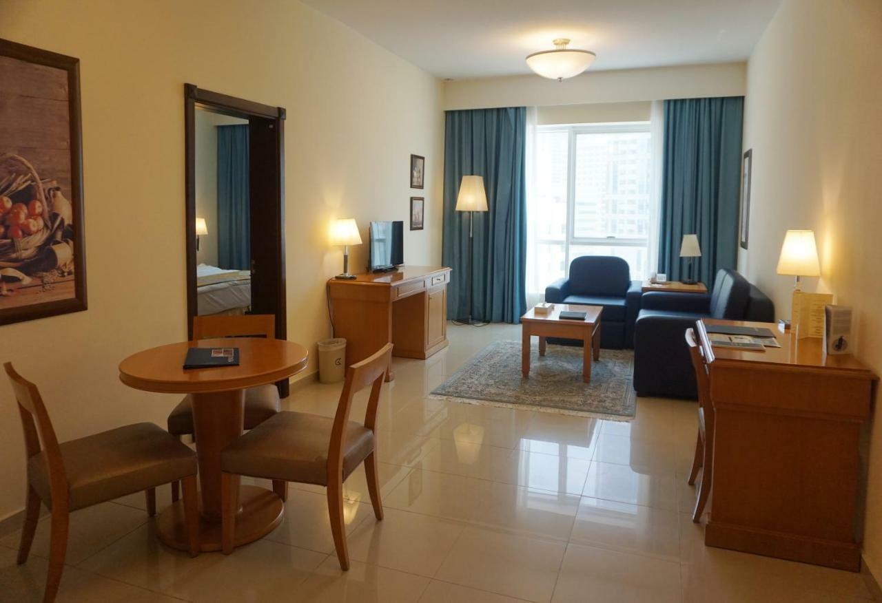 Golden Tulip Sharjah Aparthotel Exterior foto